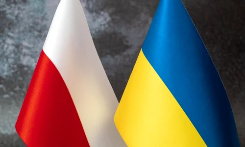 relația polonia ucraina   steaguri pe fundal întunecat FOTO shutterstock jpg
