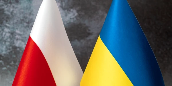 relația polonia ucraina   steaguri pe fundal întunecat FOTO shutterstock jpg