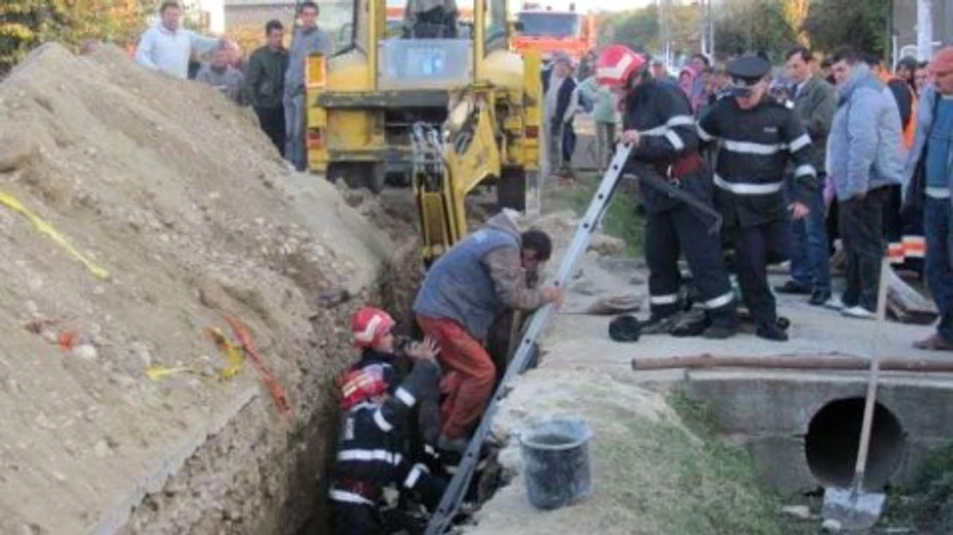 
    Echipele de salvatori au încercat ore în șir să salveze muncitorul  