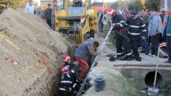 
    Echipele de salvatori au încercat ore în șir să salveze muncitorul  