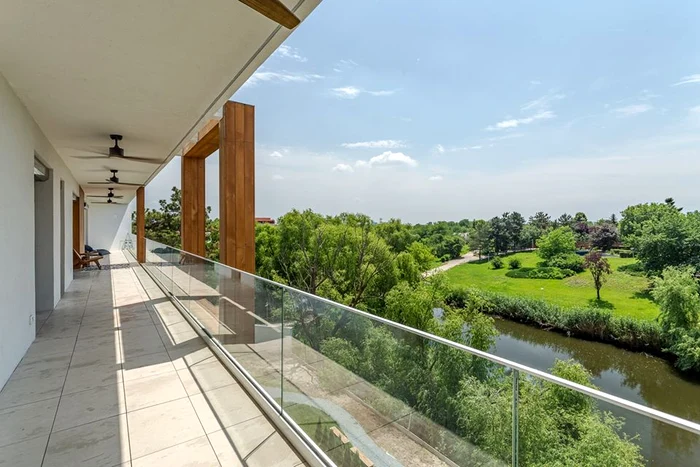 Balconul are vedere la lac