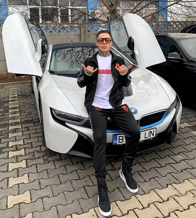 Lino Golden s-a pozat cu un BMW i8