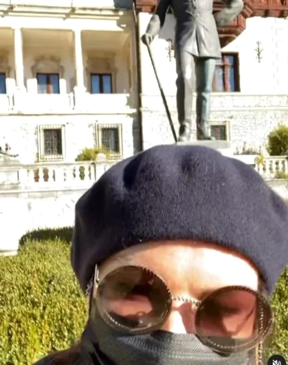 
    Piscina de afară  este încălzită  