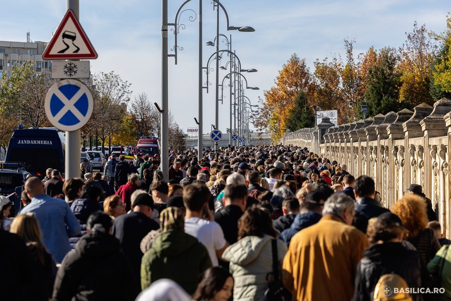 Revoltă a credincioșilor care stăteau la coadă la Catedrala Națională. Au forțat dispozitivul de ordine pentru a intra în lăcașul de cult