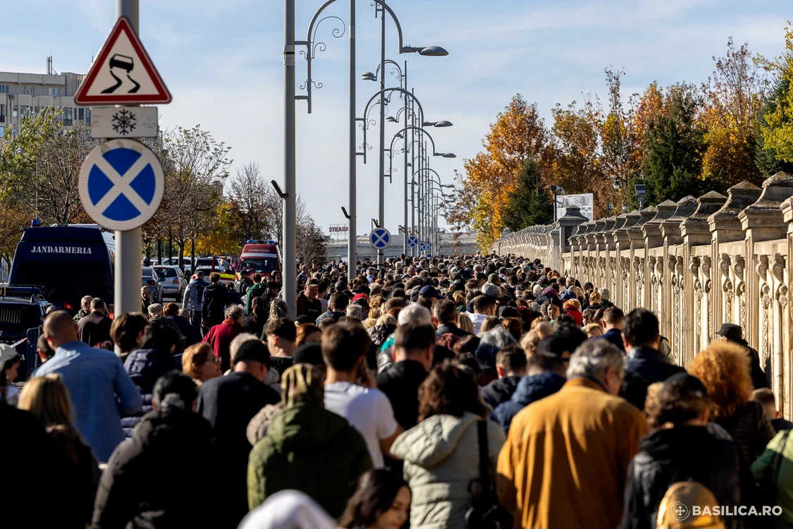 Credincioși, la coadă la catedrala națională FOTO: Basilica