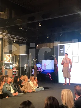 Teo Trandafir nu și-a putut lua ochii de la manechinii prezenți pe podium