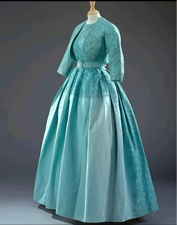 Rochie Regina Elisabeta YouTube