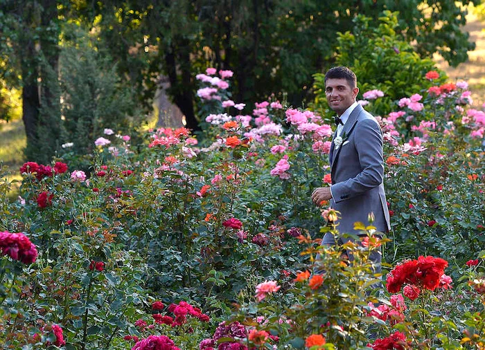 
    Laura şi Cosmin la şedinţa foto de după cununia civilăFOTO Lauracosoi.ro  