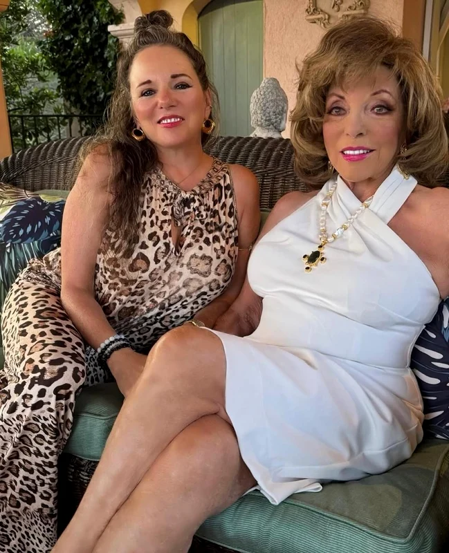 La 93 de ani, Joan Collins își sfidează vârsta