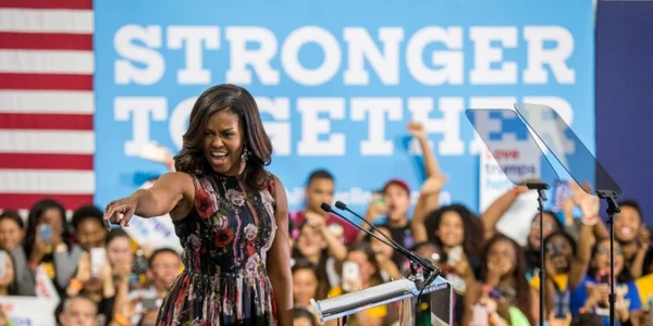 Prima doamnă a Statelor Unite Michelle Obama face campanie electorală pentru candidata democrată la preşedenţia Americii Hillary Clinton la Universitatea George Mason din Virginia. FOTO AFP