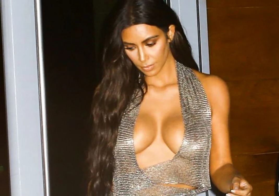 Kim Kardashian e fericita posesoare a unul decolteu de milioaneFoto: Hepta