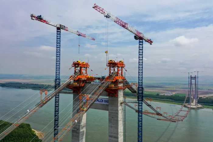 
    Se lucrează la blocurile de ancoraj și montează firele pentru cablul principal   