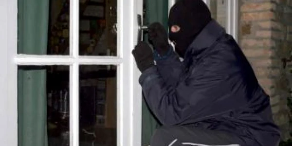 Un hoţ care a dat spargerea la o casă din Cornu a fost prins şi arestat după şase luni (foto: arhivă)