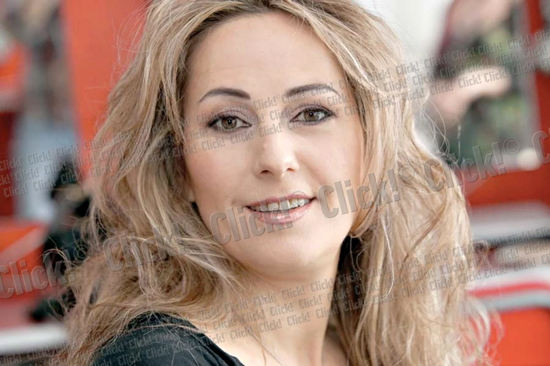 Make-up artistul  Florina Mărcuţă a  ajutat-o pe Florentina să-şi corecteze forma  sprâncenelor (Fotografii: Sever Gheorghe)