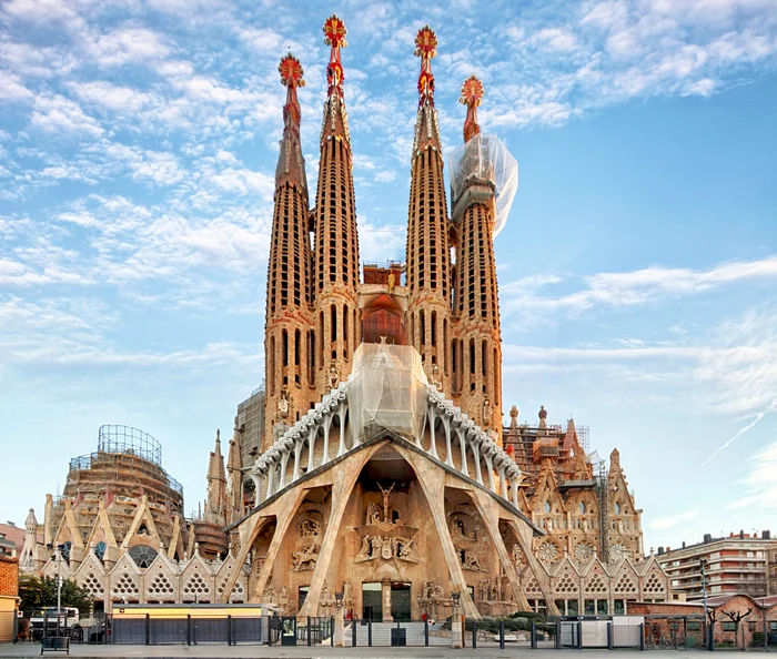 Fațada Catedralei Sagrada Familia, stropită cu vopsea roșie FOTO: Shutterstock