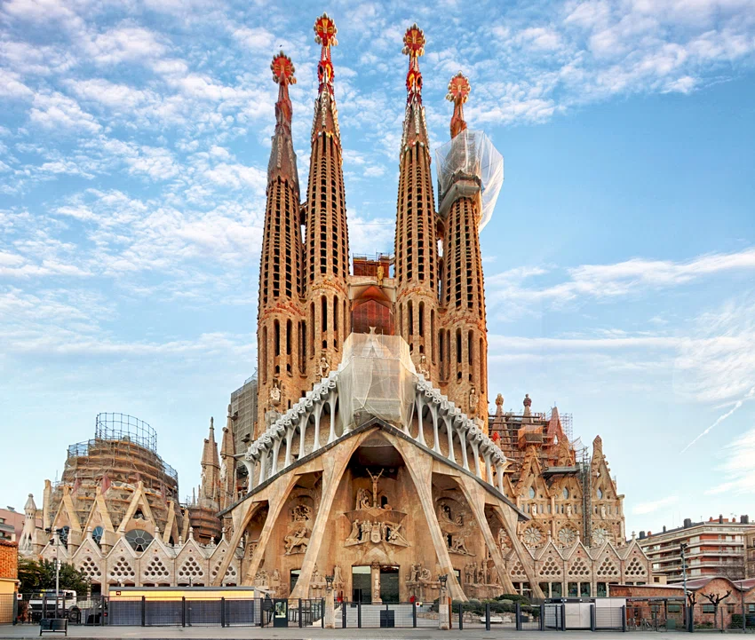 Fațada Catedralei Sagrada Familia, stropită cu vopsea roșie FOTO: Shutterstock