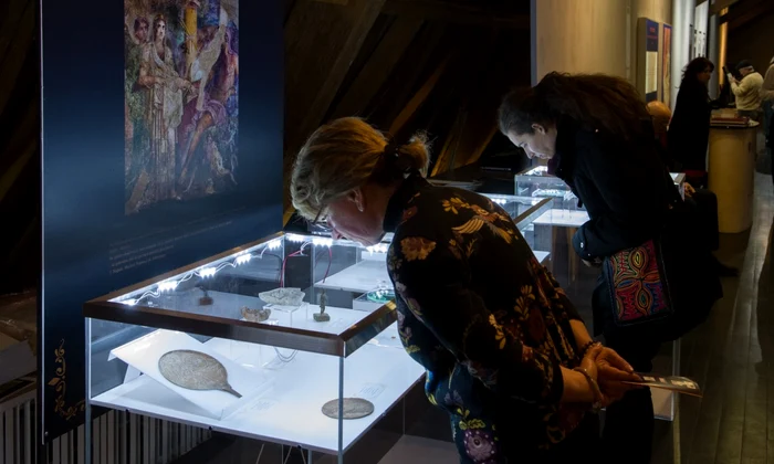 Oglinda din bronz poate fi admirată în cadrul expoziției „ZEII TANGIBILI. Gemele și Cameele Antice între Utilitate și Estetică” (foto: Facebook / Muzeul Național al Banatului)