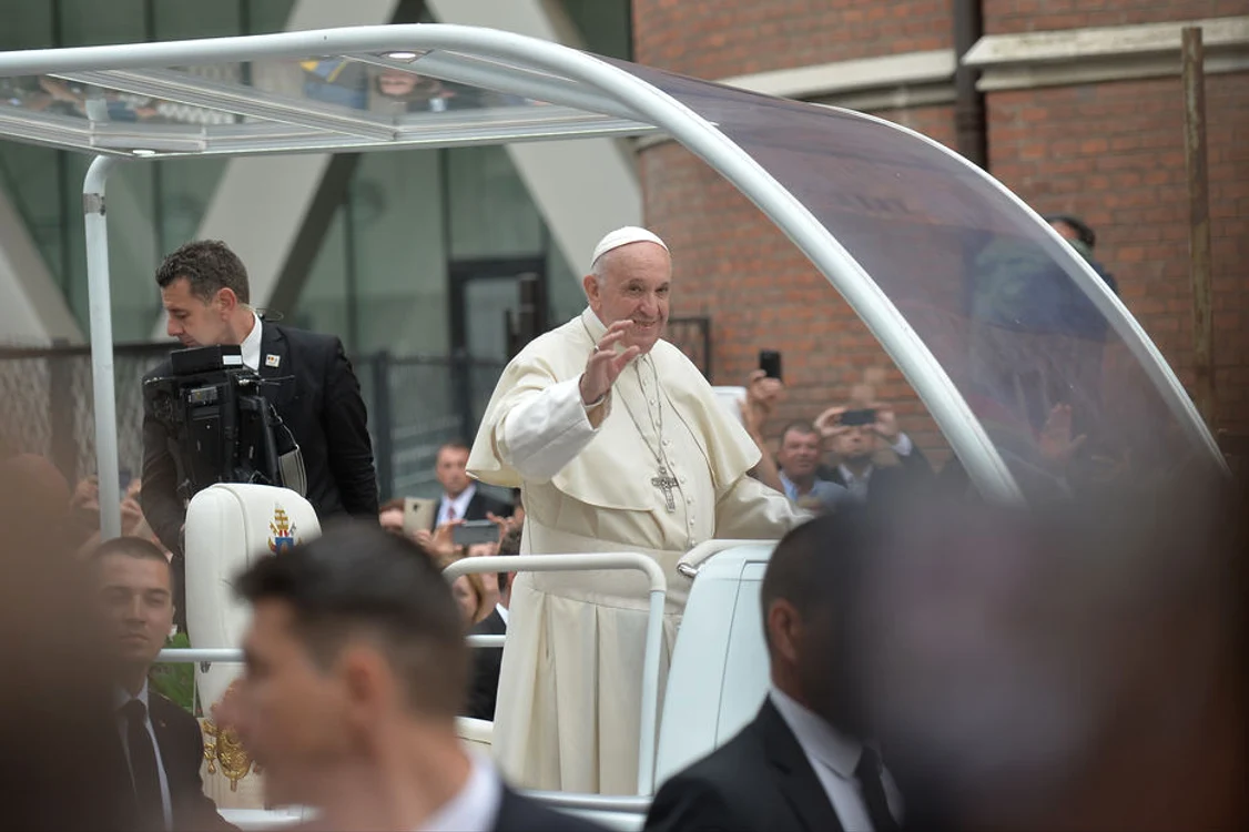 Papa Francisc a sosit la Şumuleu Ciuc în papamobilul Duster Foto: Click!