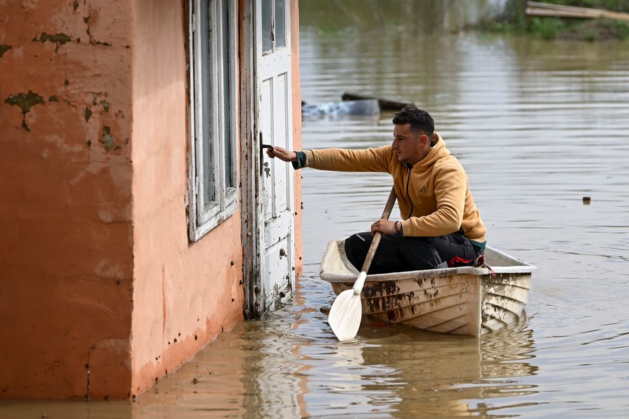 Hidrologii au emis o nouă avertizare Cod roșu de inundații în Covasna. Județele afectate de Cod portocaliu și galben de viituri