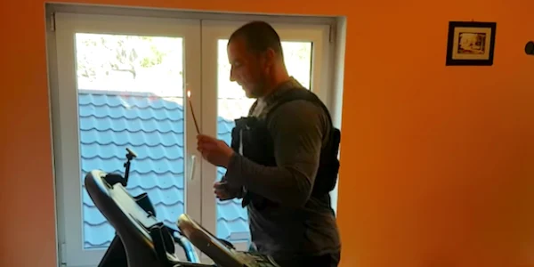 Poliţistul Marian Godină pe banda de alergat cu lumânarea aprinsă în mână - se antrenează pentru noaptea de Înviere Sursa Facebook MG