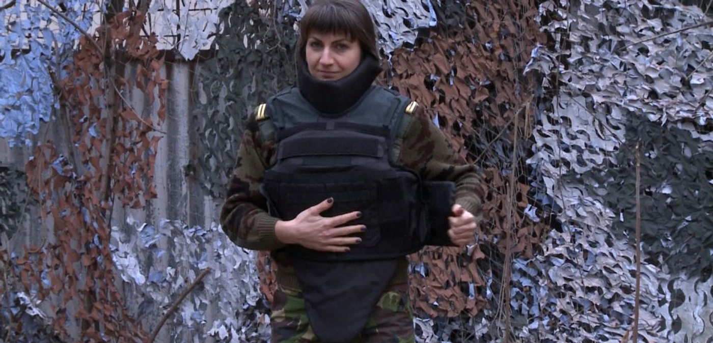 Locotenent Ioana Lazăr, cercetător CBRN, elementul feminin din echipa care a proiectat vesta antiglonţ pentru doamne şi domnişoare. FOTO David Muntean