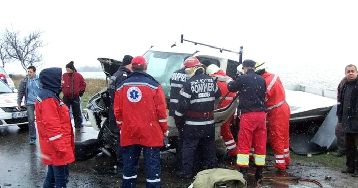 Pasagerii din autovehicule au fost scoase dintre fiare