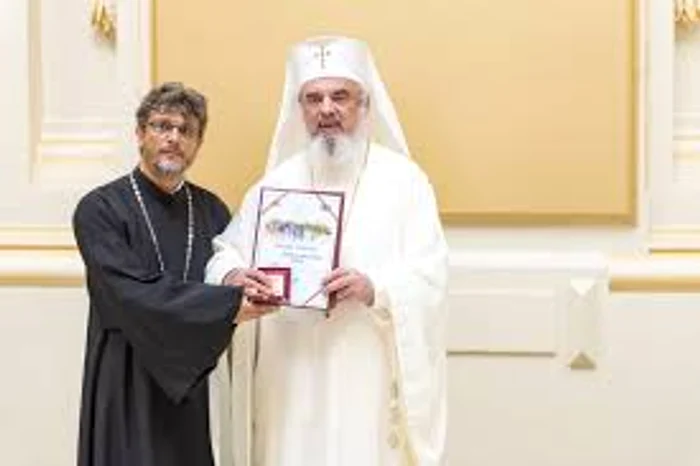 
    Corala Cantus  Domini a  fost premiată  de Patriarhul României  Sursa foto:Basilica.ro  