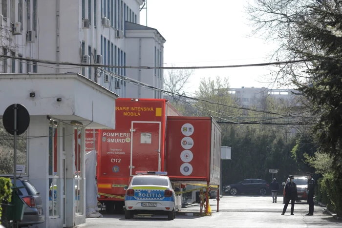 Trei pacienţi au murit, luni seară, după intrarea în stop cardio-respirator ca urmare a unei defecţiuni la instalaţia de oxigen a unităţii mobile de ATI de la Spitalul Victor Babeş Foto: Inquam Photos / George Calin