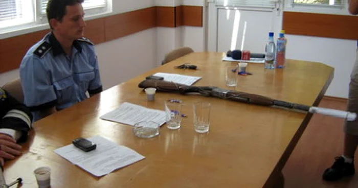 Poliţiştii au găsit arma la domiciliul tânărului FOTO Arhivă