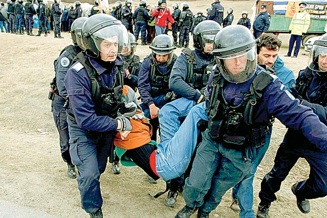 «Războiul» de la Pungeşti (Fotografii: Reuters)