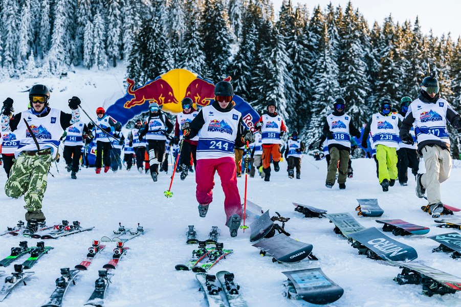 100 de schiori și snowboarderi s-au întrecut în weekend în cea mai trăsnită competiție de pe pârtie, Red Bull Homerun