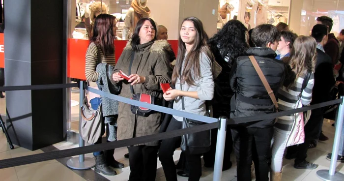 Paula Corda a venit la shopping însoţită de mama sa