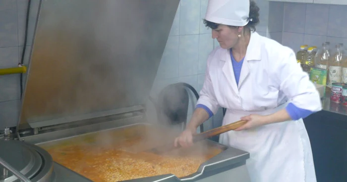 Fasolea este pregătită la cantina de ajutor social