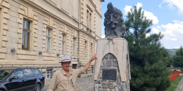 Nick Zoa turist american si Bust Tepes foto youtube jpg