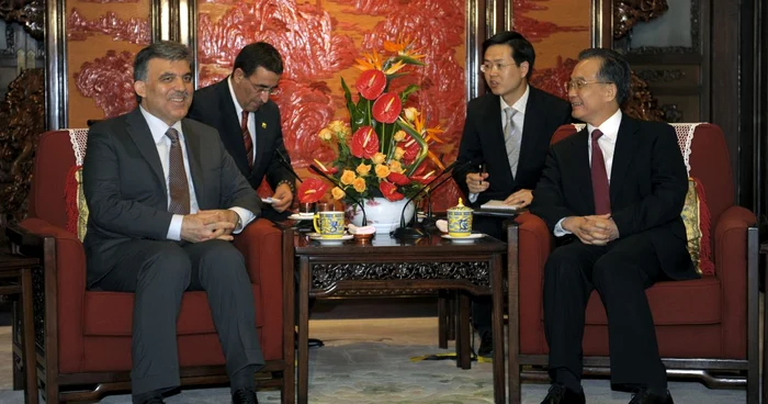 Premierul chinez Wen Jiabao discută cu preşedintele turc Abdullah Gul. China e îngrijorată de răspândirea influenţei turceşti în Asia Centrală, unde există şi o numeroasă minoritate de etnie turcă.