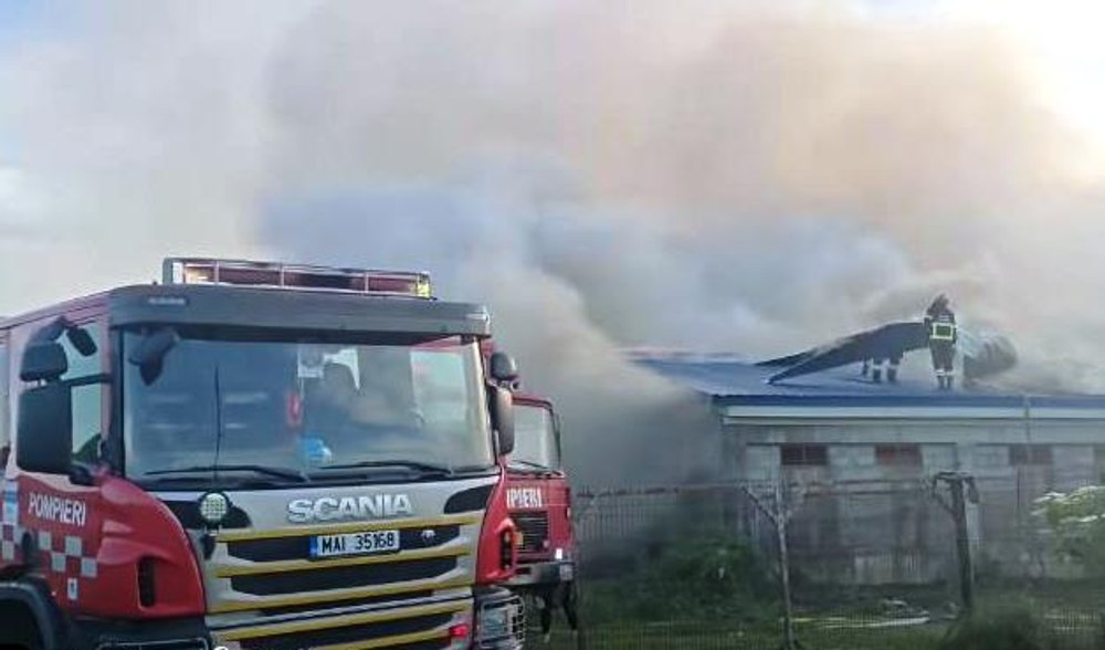 Fermă de animale cuprinsă de flăcări în județul Su