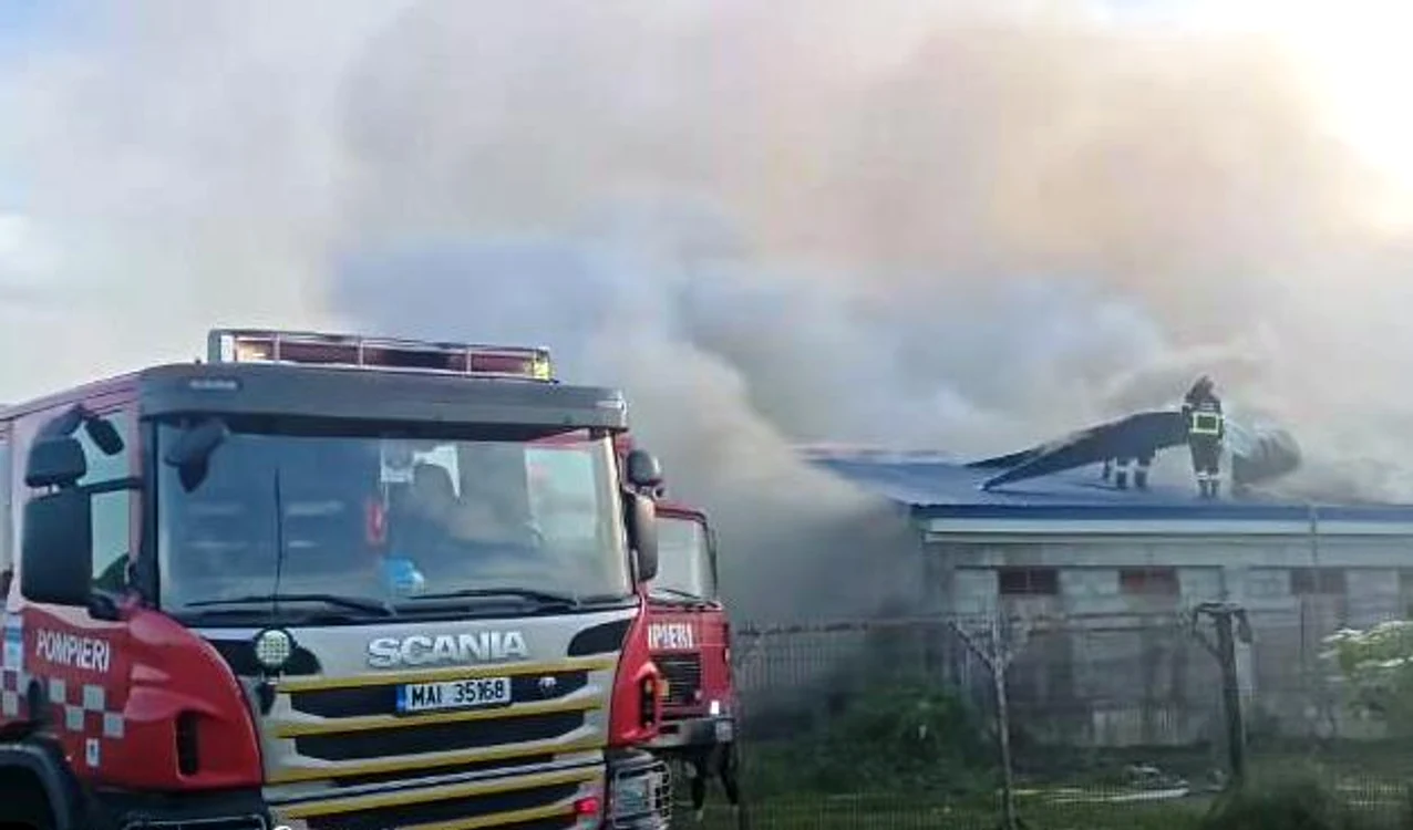 Pompierii intervin să stingă incendiul
