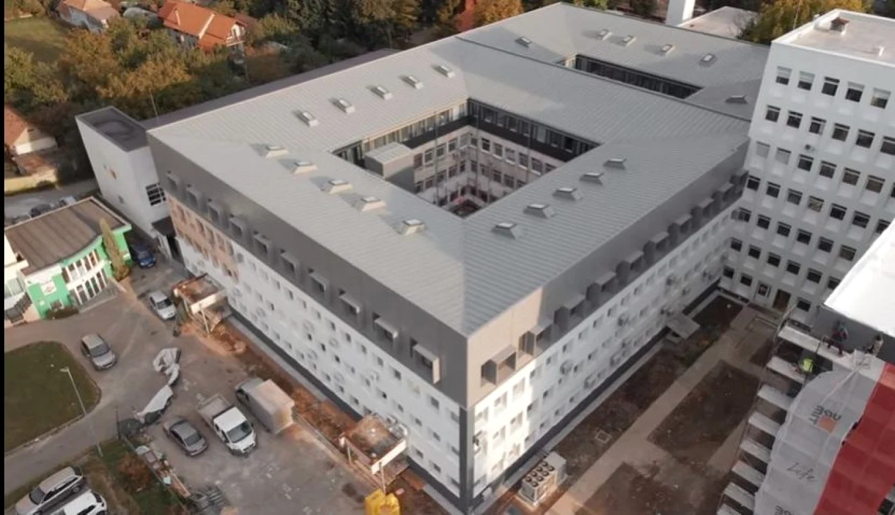 Contractul se referă la modernizarea şi extinderea parterului clădirii. Foto Adevărul
