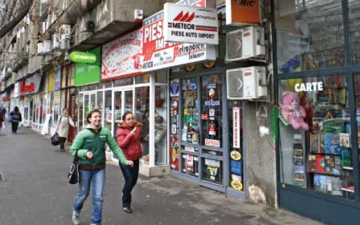 Pentru că au tot mai puţini clienţi, magazinele mici fac faţă cu greu crizei