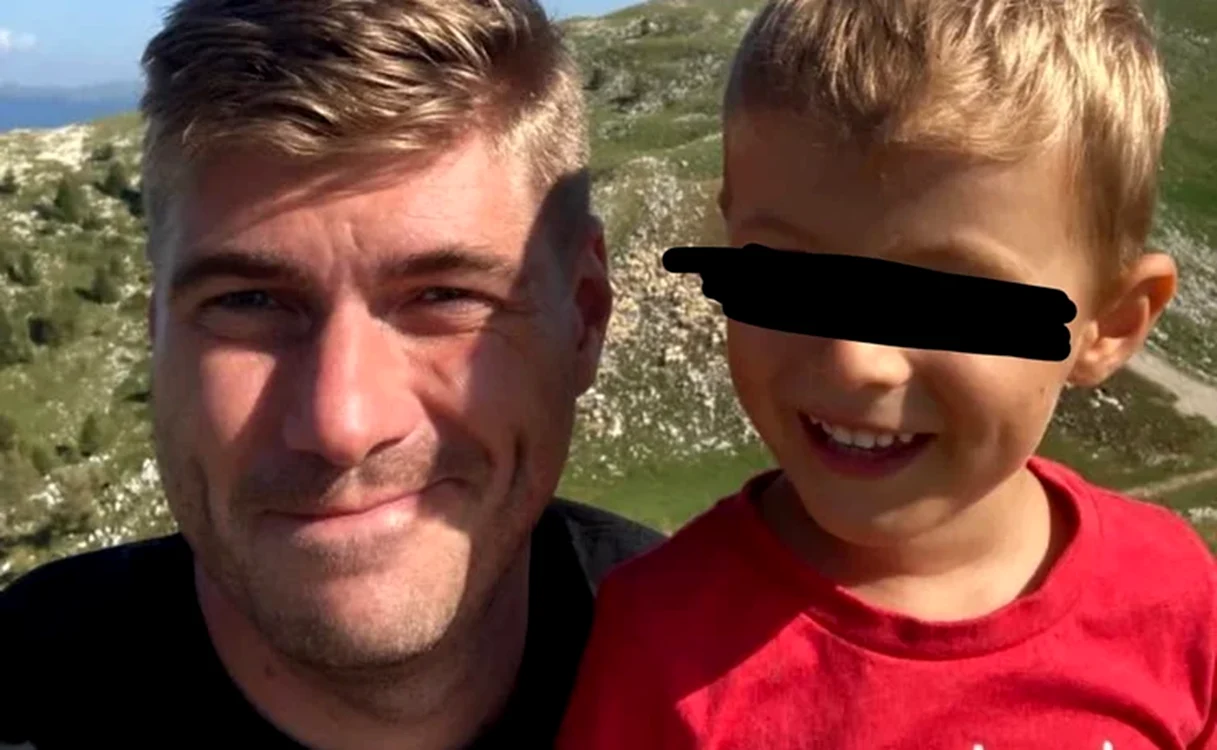 Militarul american alături de fiul lui