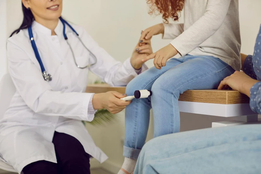 Cine mai beneficiază de servicii medicale fără plata CASS și cât trebuie să plătească angajații pentru a-și coasigura soțul fără venituri