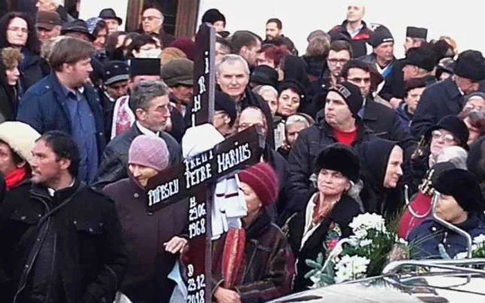 Preotul care a murit Ã®n altar a fost condus pe ultimul drum de sute de oameni:Â 