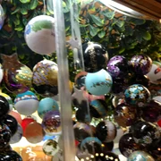 Globuri în Târgul de Crăciun din Sibiu Foto Daciana Stoica jpg