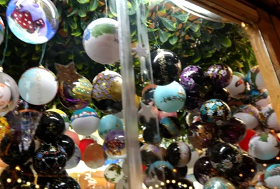 Globuri în Târgul de Crăciun din Sibiu Foto Daciana Stoica jpg