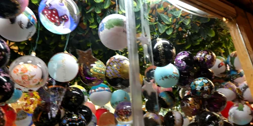 Globuri în Târgul de Crăciun din Sibiu Foto Daciana Stoica jpg