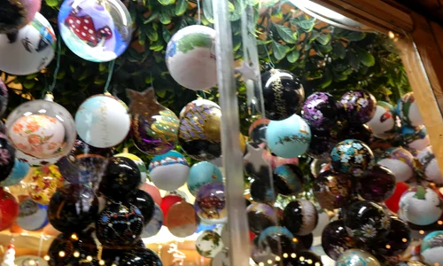 Globuri în Târgul de Crăciun din Sibiu Foto Daciana Stoica jpg