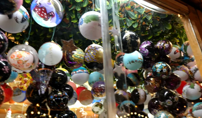 Globuri și ornamente pentru Crăciun
