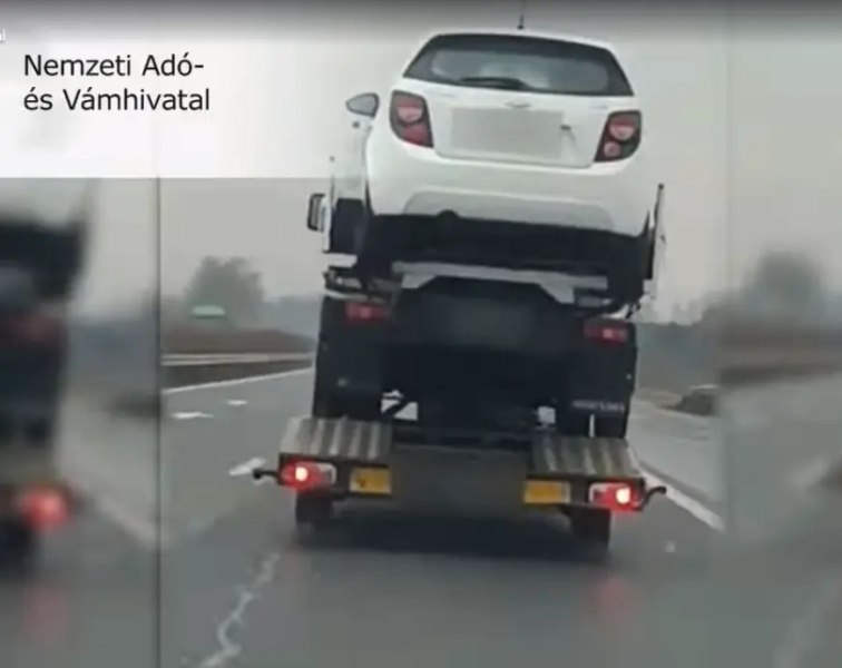 Imagini virale cu un român prins în Ungaria când transporta o mașină în remorca unui autovehicul aflat pe o platformă VIDEO