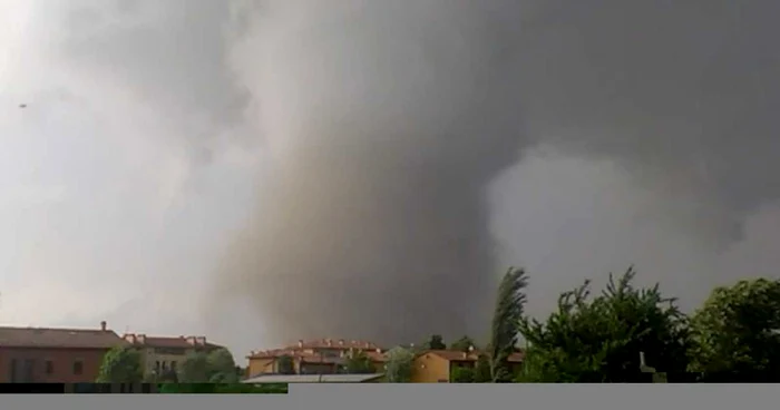 Unele oraşe au fost măturate de tornada apărută din senin FOTO YouReporter