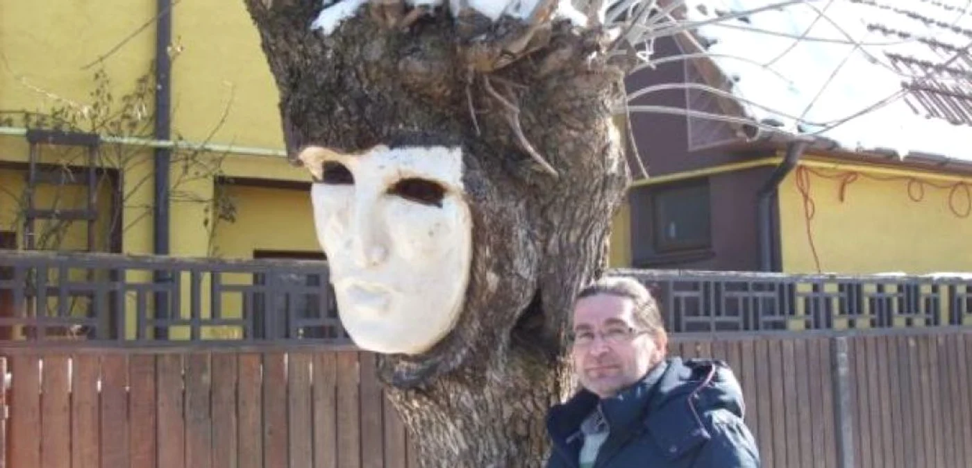 Gabriel Rizea a reuşit doar cu o drujbă şi un flex să transforme mai mulţi copaci în opere de artă